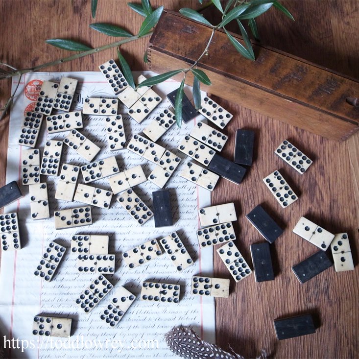 モノトーンのダブルナインはいかが/ Antique Double Nines Domino Set in Wooden Box - Todd  Lowrey Antiques