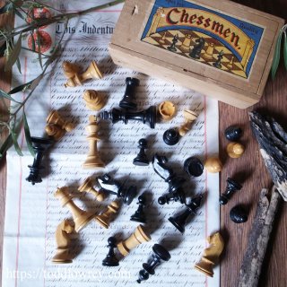 チェスをするには人生は短すぎる / Vintage Stanton Style Chessmen with Box by CHAD VALLEY