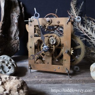 時を刻む19世紀の稼働装置 / Antique Clock Movement by E. N. Welch