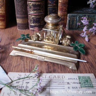 薔薇の花咲く可憐なデスクセット / Antique Victorian Inkwell with Pen Tray Rose Motif