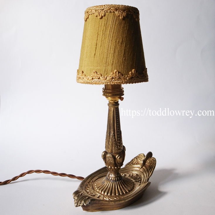 白鳥が羽を休める手燭のともしび / Antique Brass Swan Table Lamp with Shade - Todd Lowrey  Antiques