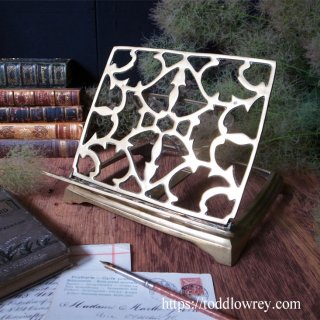 ⿧ܤΰ٤ /Antique Brass Book Stand