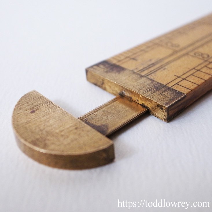 ノニウスが進化させた英国の測定器具 / Vintage Brass & Boxwood Rabone Caliper Gauge - Todd  Lowrey Antiques