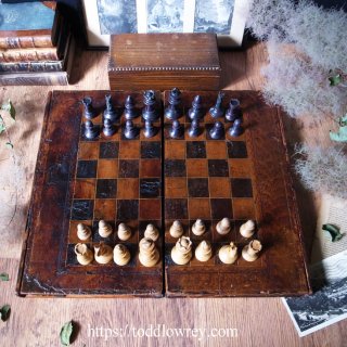 פܤΤ褦פϴѻդΤ褦 / Antique Boxed Chessmen & Leather Book Style Chess-Backgammon Board 