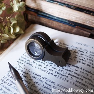 2枚のレンズを重ねて見よう / Antique Miniature Powerful Magnifying Glass, Double Lens Loupe