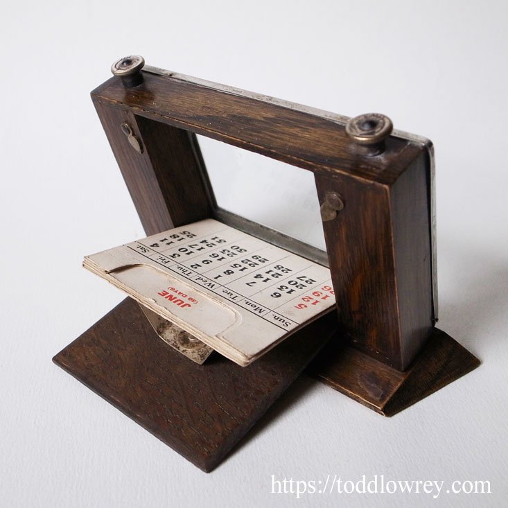 ただそこに在る端正な暦 / Antique Silver Plate and Oak Desk