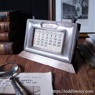 ただそこに在る端正な暦 / Antique Silver Plate and Oak Desk Calendar