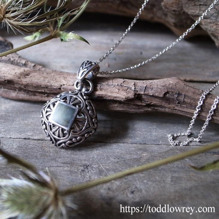 【GINGER掲載商品】 神秘的な貝を胸に Top Pendant Pearl of Mother Black Vintage / シルバー