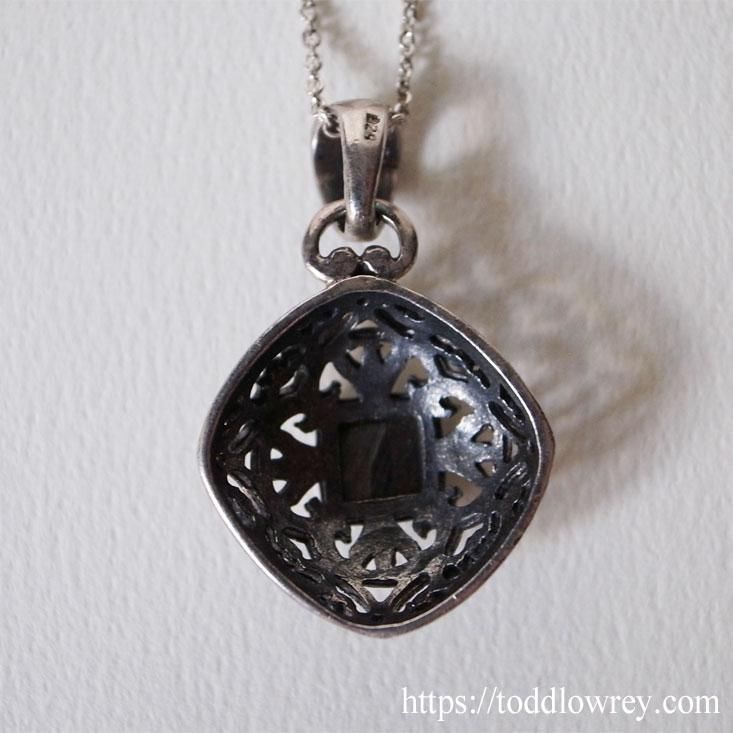 神秘的な貝を胸に / Vintage Black Mother of Pearl Pendant Top