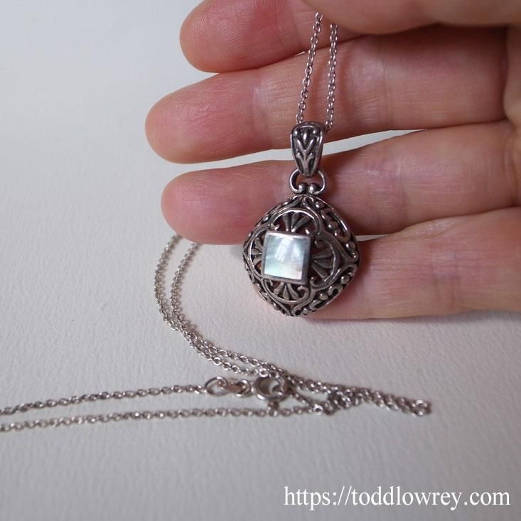 神秘的な貝を胸に / Vintage Black Mother of Pearl Pendant Top