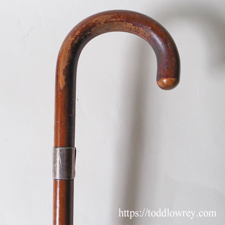 シルバーに刻まれたモノグラムをもつ1本 / Antique Crook Handle Walking Stick with Sterling  Silver Collar - Todd Lowrey Antiques