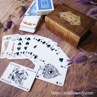 木の本に隠された遊び心 / Antique Wooden Box with Two Deck of Playing Card