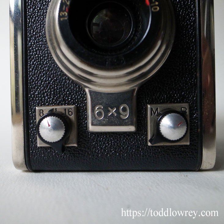 アナログなメカニックを堪能する / Vintage Box Camera Gevabox 6x9 by Gevaert - Todd Lowrey  Antiques