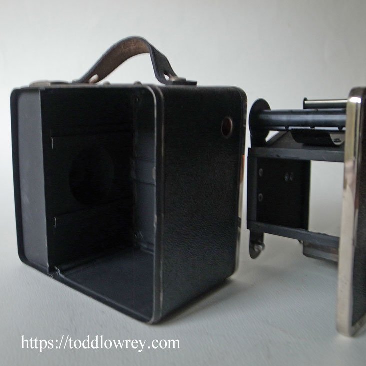 アナログなメカニックを堪能する / Vintage Box Camera Gevabox 6x9 by Gevaert - Todd Lowrey  Antiques