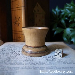 謎に満ちたダイスを弄ぶ / Antique Boxwood Shaker Cup & Dice