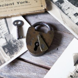 薔薇の刻印を持つ小さな錠 / Antique Brass Keyhole Cover Padlock with Key