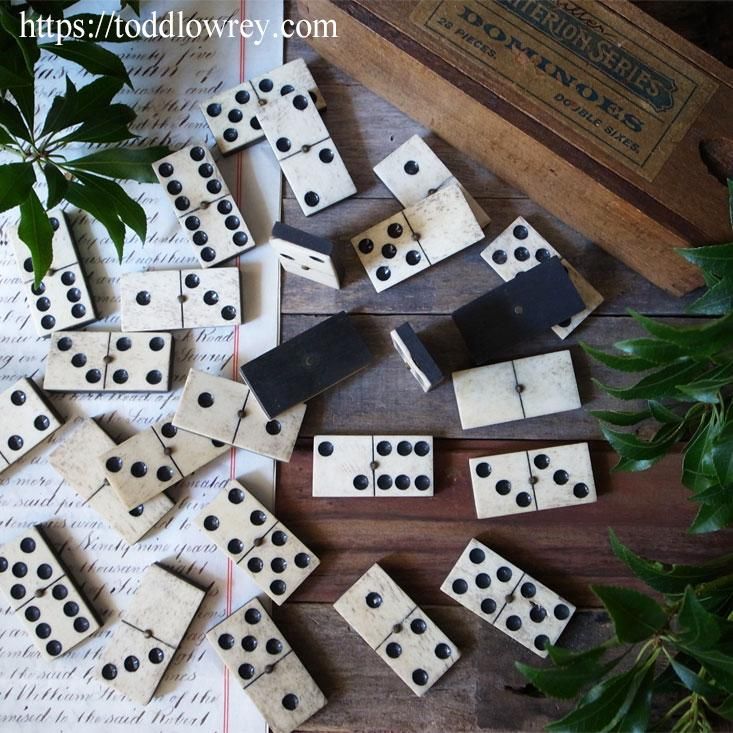 並べて倒してまた並べて /Antique Double Sixes Domino Set in