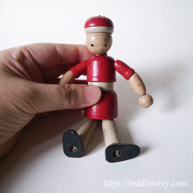 赤い服着たウッデンドール / Vintage Jointed Wooden Doll - Todd Lowrey Antiques