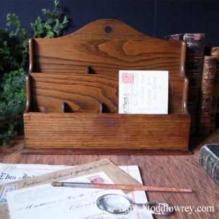 ١åǲŪʥåϤ / Antique Oak Letter Rack with Movable Divider