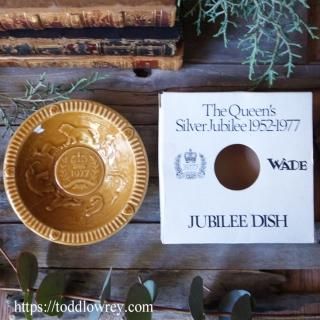 ϻĤι  / Vintage Queen Elizabeth II Silver Jubilee Embossed Dish by WADE with Box -1977 Brown