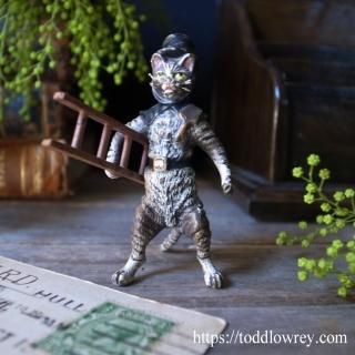 ǭαݽϤ / Vintage Cold Painted Bronze Cat with Ladder