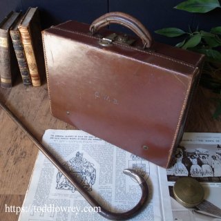 時を経た革の質感に酔う / Antique Leather Small Attache Case with the initials G.W.B.