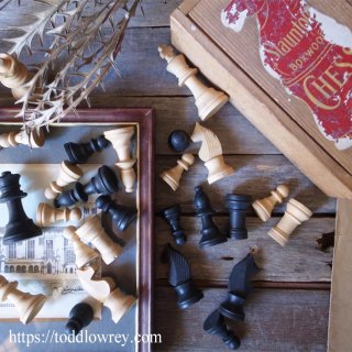 小さなツバメが届けるチェス駒セット / Vintage Staunton Boxwood Chess Set by HOUSE MARTIN