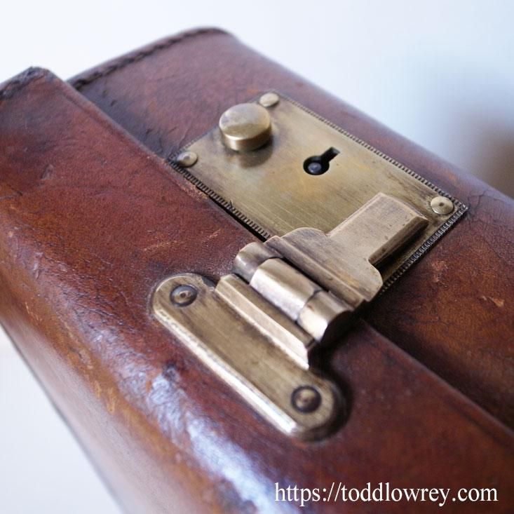 WILD氏のアタッシェケース / Antique Leather Attache Case with