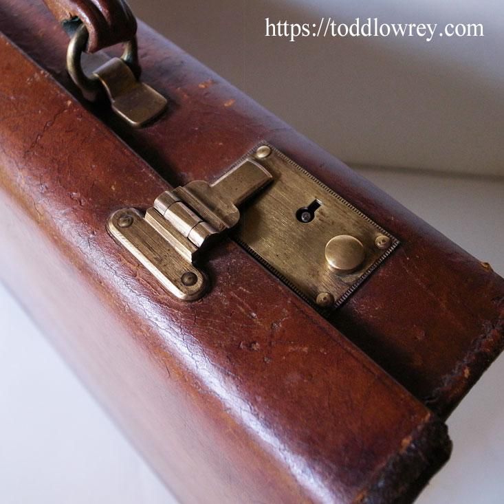 WILD氏のアタッシェケース / Antique Leather Attache Case with