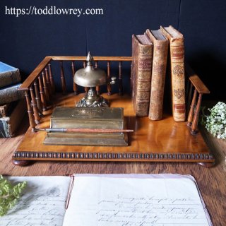 金褐色の絹の木の小家具 / Antique Satinwood Galleried Desk Top Rack