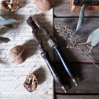 素朴で愛おしい生活道具 / Antique Iron Nutcrackers with Wood Handles 