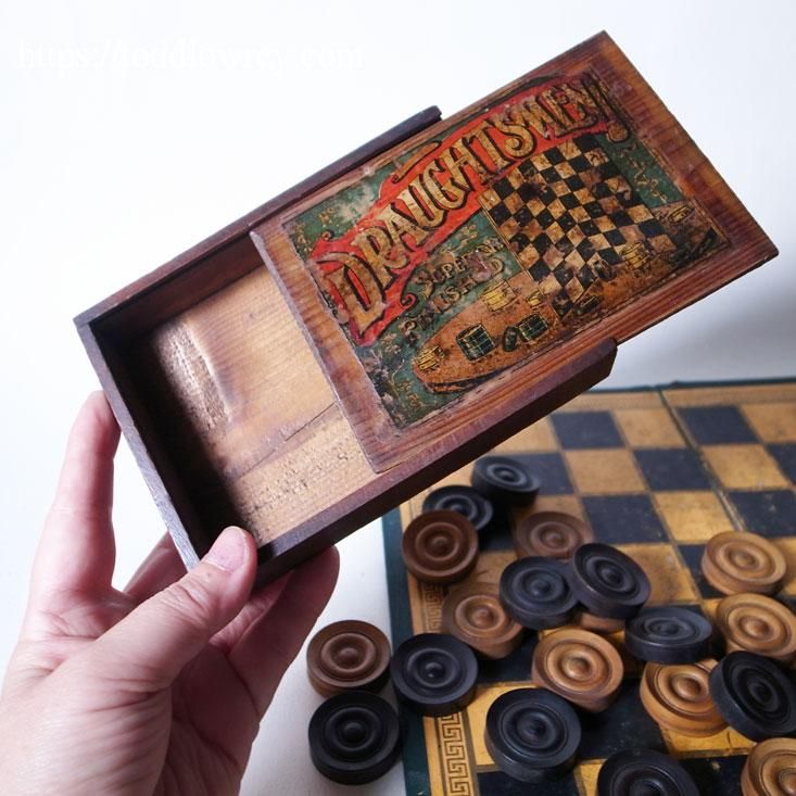 一歩を踏み出すには慎重に /Antique Wooden Draughtsmen with