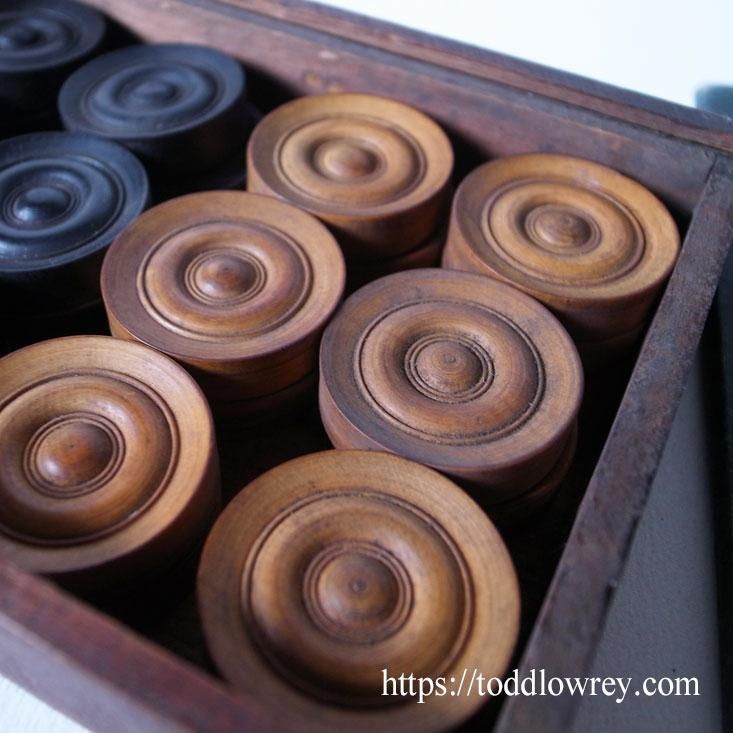フィンランド チェスボード チェッカー ドラフツ アンティーク 花台 一歩を踏み出すには慎重に /Antique Wooden Draughtsmen with