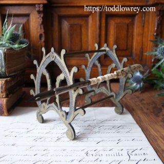アールヌーヴォーの薫り漂う筆記具の為の小道具 / Antique Victorian Brass Display Pen Stand