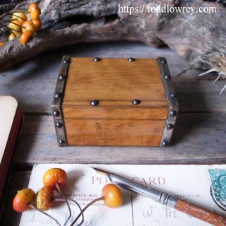 絹の杢目を持つ小箱 / Antique Small Wood Box with Studs