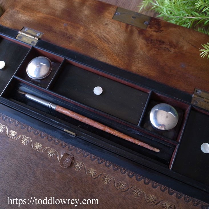 文字を書く尊さを内包する / Antique Victorian Figured Walnut Writing Slope - Todd Lowrey  Antiques