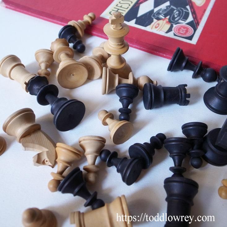 チェスの本質とは何か / Antique Staunton Chessmen & Folding チェスの本質とは何か / Antique Staunton Chessmen & Folding