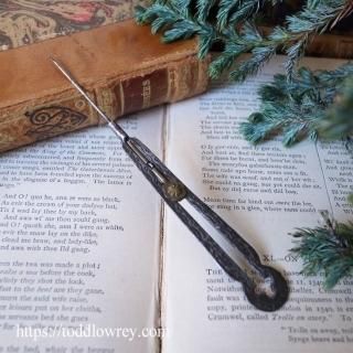 ͥˤ̩Ԥ / Antique Victorian Sliding Pocket Crochet Hook