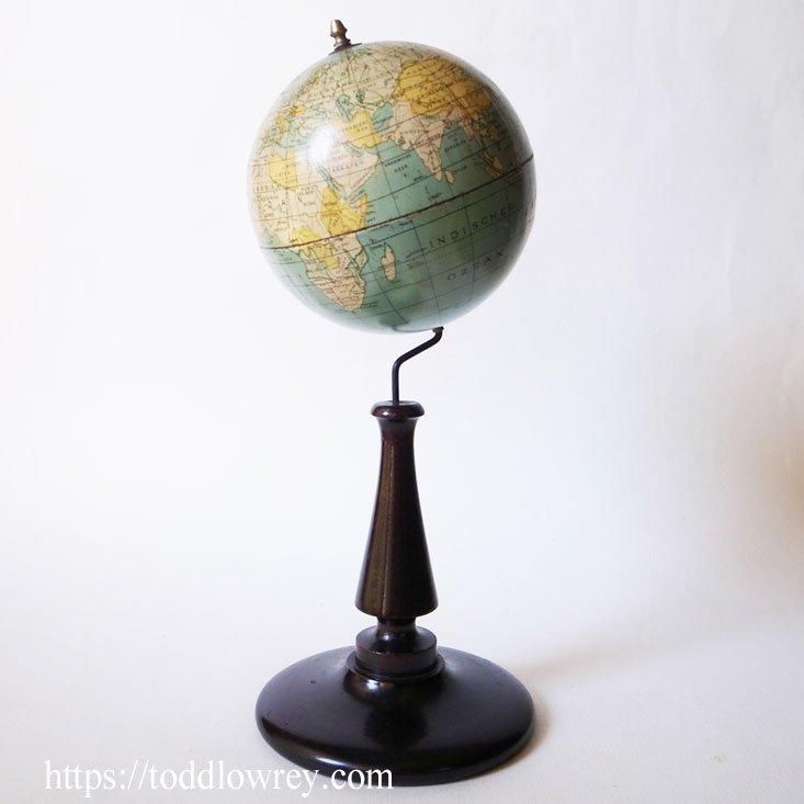 アンティークの地球儀。 今は無き王国を見つける愉しみ / Antique World Globe with