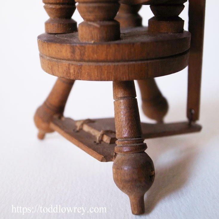 郷愁を誘う小さな糸車 / Antique Miniature Castle Style
