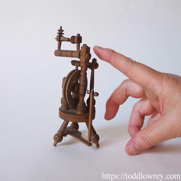 糸車 郷愁を誘う小さな糸車 / Antique Miniature Castle Style Spinning