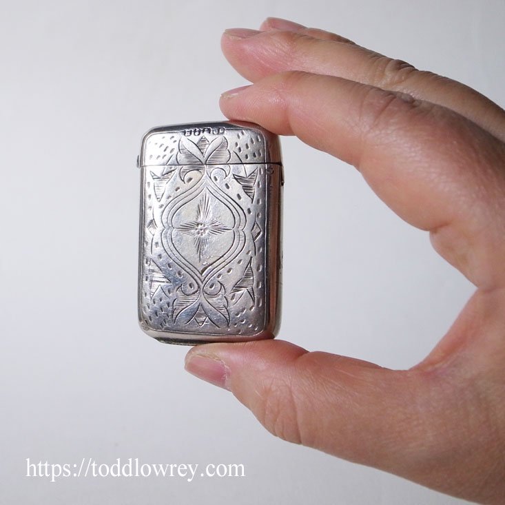 まろやかな銀色の躯体を愛でる / Antique Victorian Silver Plated Vesta Case - Todd Lowrey  Antiques