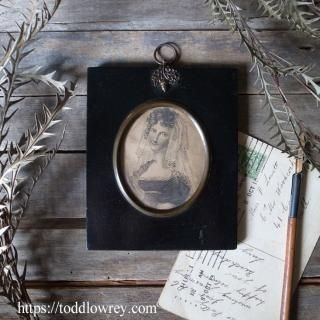 Τƻ⤫ / Antique Miniature Ebonised Frame with Acorn