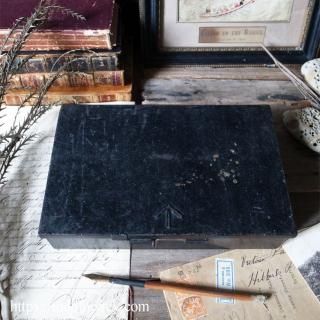 ŴξȢ˹ޤ줿 / Antique Metal Box with Broad Arrow