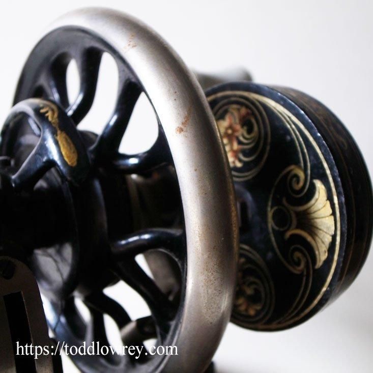 アンティーク　ハンドペイント　トラクター 耽美なソーイングマシンを堪能する / Antique Hand Crank