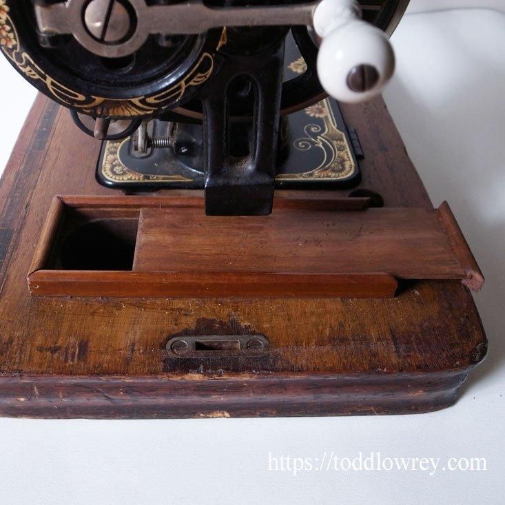 アンティーク　ハンドペイント　トラクター 耽美なソーイングマシンを堪能する / Antique Hand Crank