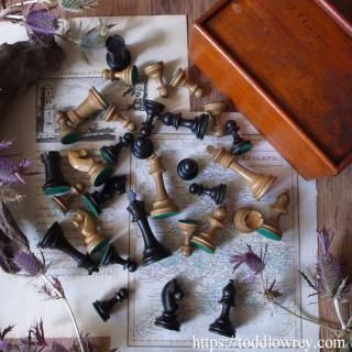 ̤ν̾ĥ / Antique Staunton Style Chessmen with Box