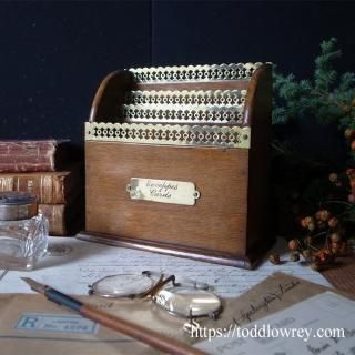ɥīüͥ / Antique Edwardian Oak Letter Rack with Brass Gallery
