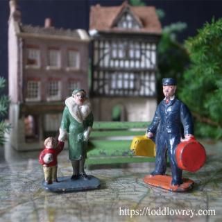 ΤҤ˾ιΩ1/ Vintage Lead Toy Railway Porter & Customers