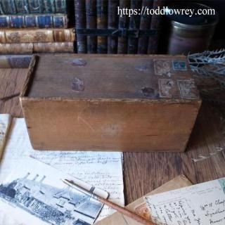 ե󥹤Ȣ / Antique Wood Box with Stamps